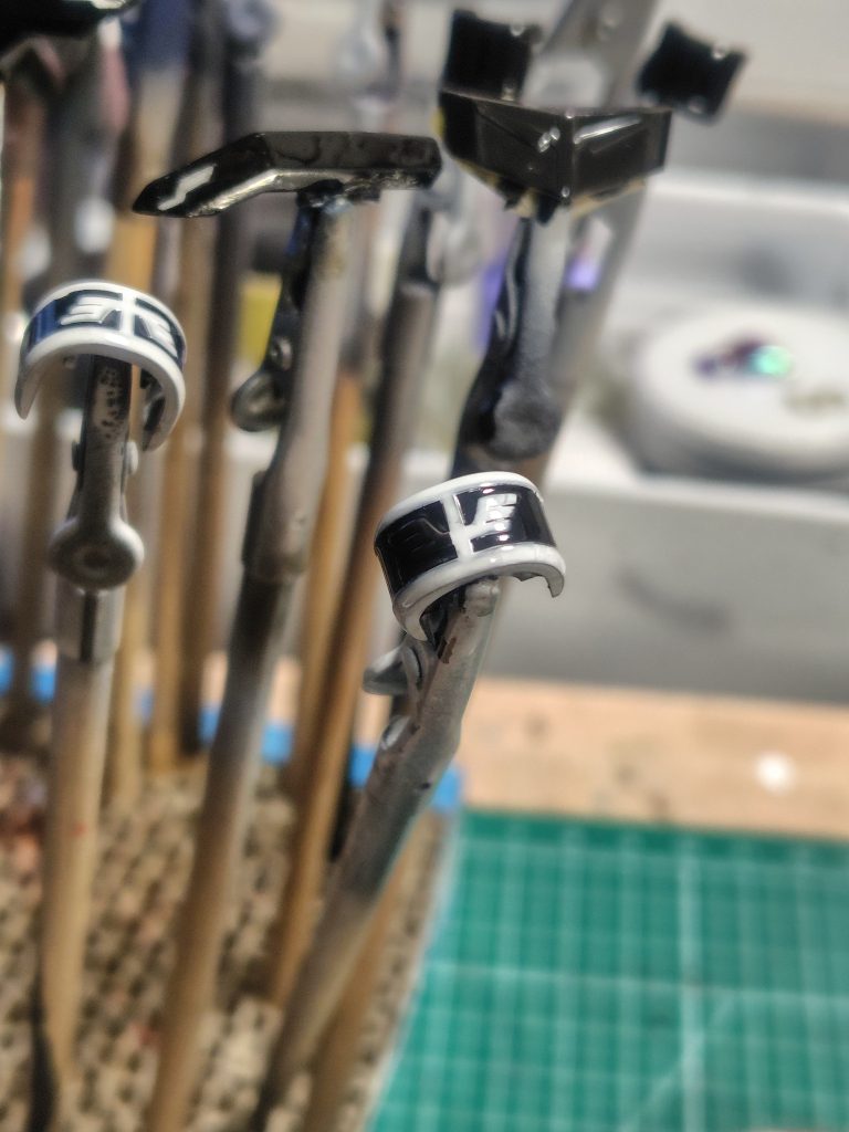 ラッカーホワイトで塗りつぶし→エナメルブラックで塗りつぶし→エナメル溶剤で白部分だけ拭き取り。仕上がりはキレイですが結構大変です。これがあるから袖付きはあまり買いません(zaku-kao4)ギルボアさん...(gundam-kao9)