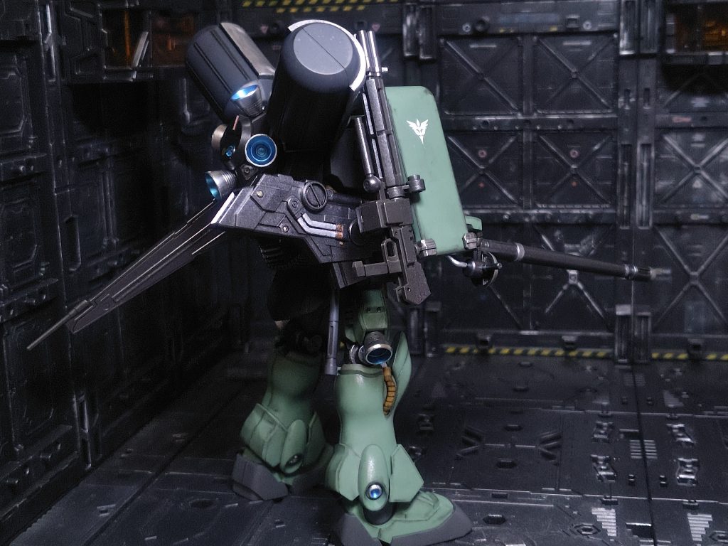 前後に長く迫力があります、給弾ベルトみたいなのがありますが意外にもビーム兵器なんですね。シールドのエンブレムはデカール。ギルボアさん...(gundam-kao9)