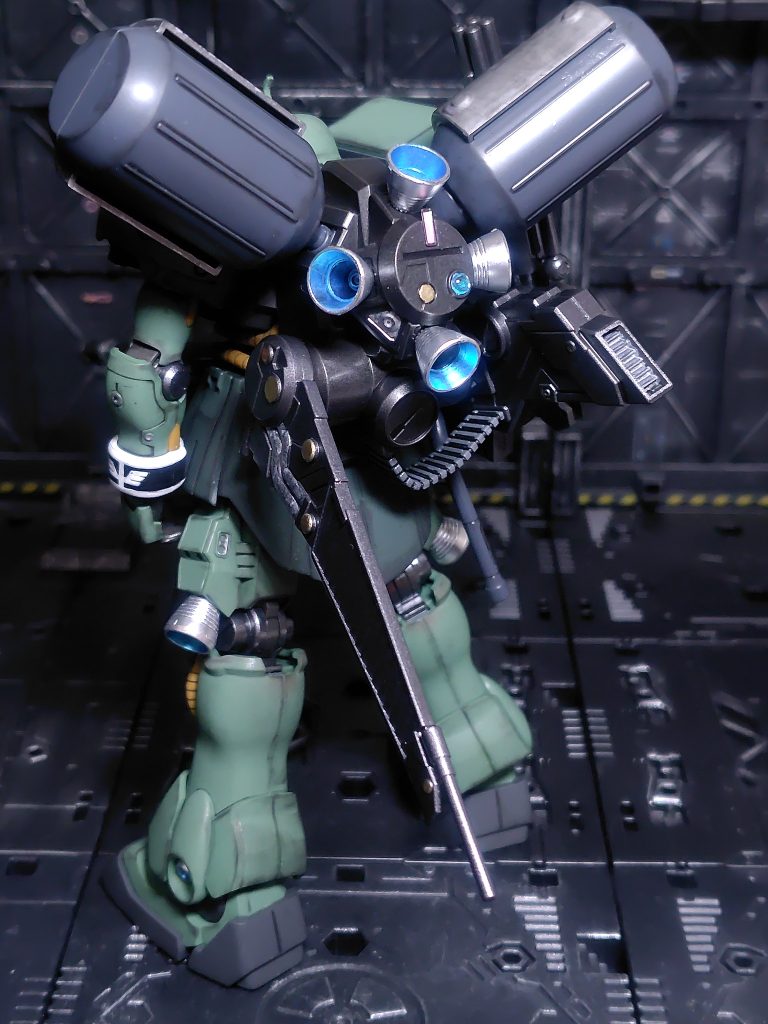 バックパック本体は黒鉄色。センサー部分はHアイズなどを組み合わせ。スラスター部はシャインシルバーとメタブルー。プロペラントタンク？部本体はファントムグレー、鉄板みたいな部分はエナメルシルバー。情報量の多いこの後ろ姿がお気に入りです(zaku-kao5)ギルボアさん...u-kao9)