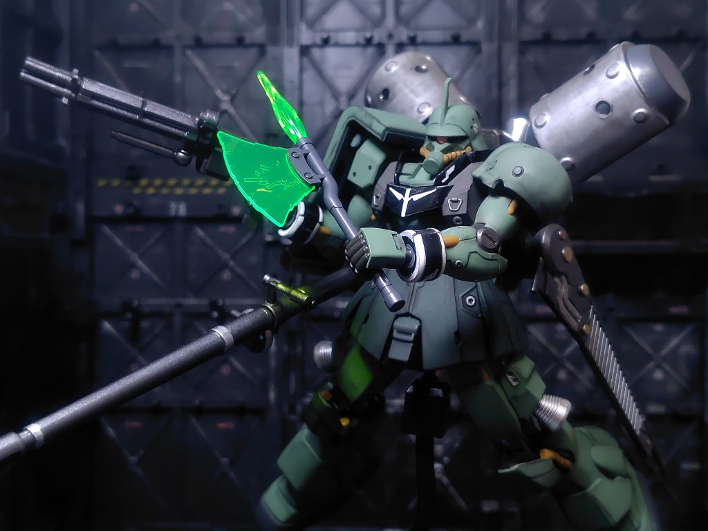 ビームホークはファントムグレー。全体のエッジ中心にウェザリングマスターのススで汚し。背部のタンクのエナメルシルバーは結構筆ムラがあったんですが、ススをこすりつけてたらうまいこと鈍く光る感じになってくれました。ギルボアさん...(gundam-kao9)