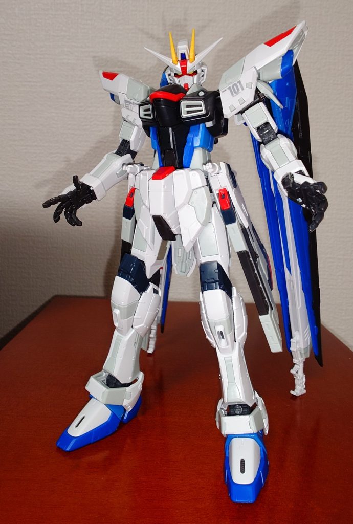 こちらは正面。ステッカーは肩とゴールドの目立つ部分を貼りました。