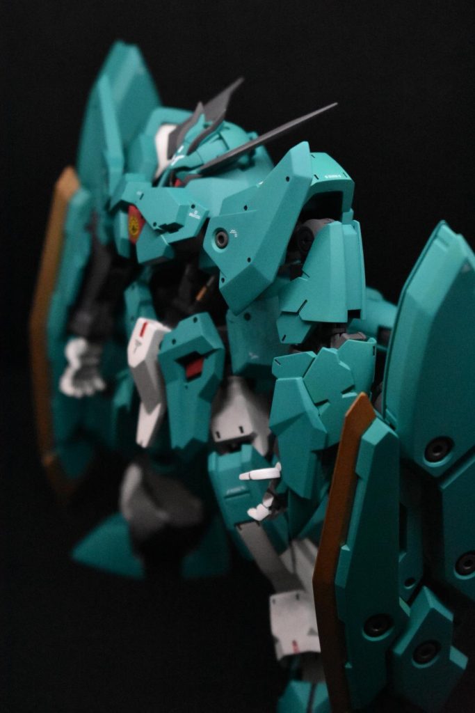 カラーレシピ全て水性ホビーカラーでのエアブラシ塗装です。サーフェイサーからのグレー部:エアリアルグレー　ホワイト:グローホワイト　赤:ダリルバルデレッド　緑部:エメラルドグリーン+水色を設定カラーににるように　ゴールド部:ゴールド　シルバー部:シルバー塗装後にエアブラシのニードル曲がったのでしばらく塗装は中止です😂