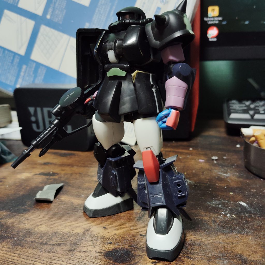 塗装前のザクですが、ココからパイプをビルダーズパイプに変更スパイクも社外品のものに変更しました