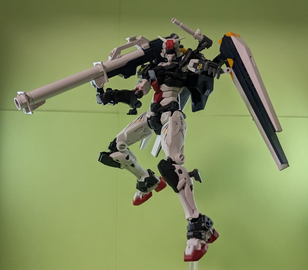 新型バズーカ。01ガンダム本来のバズーカと違い、時限作動式であり無人で弾を放つ優れもの。陽動にも使えるとのこと。