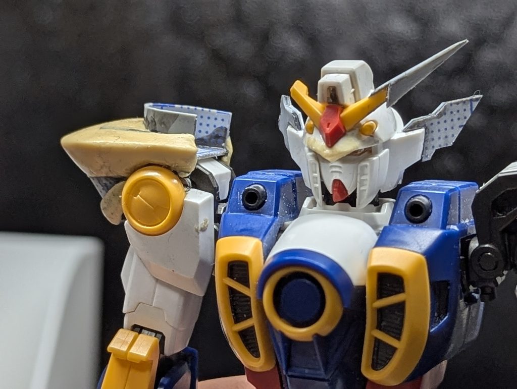 制作中の様子見えにくいですがしっかり片目は鋭い赤なんです