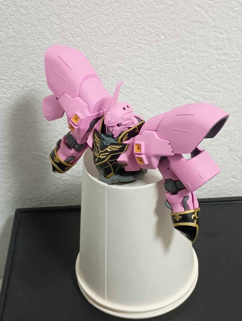 作品名：シナンジュ製作中<p>肩だけサザビー ↑肩ジョイントの幅を広げる・二の腕の上側を広げる加工のみ 他はそのままシナンジュの予定 衆目に曝すことで退路断ちモチベ上げます</p>
