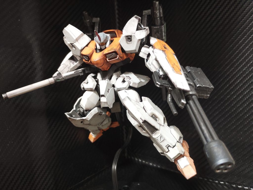 全体図。上半身と下半身の接続だけはキットのままでは難しかったので、干渉する部分を削り取りボールジョイントを少し延長しています。