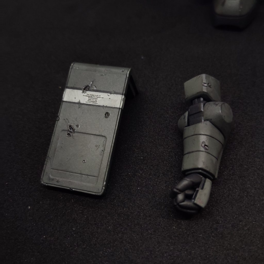 ココ好きポイントは盾のデカールと握り手ですHGリバイブグフに付いていた握り手を好みに加工しました 角にテーパを付けるだけでかなりそれっぽくなるのでおすすめの加工です