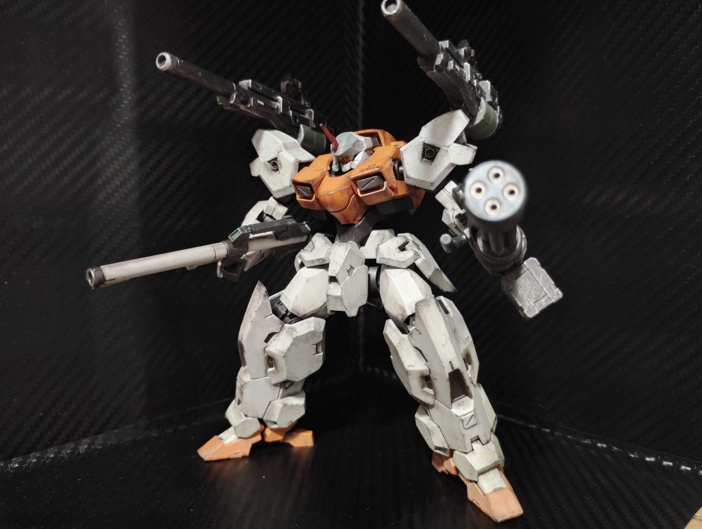 メインの白とオレンジはシタデルカラーの筆塗りで、武器や関節は水性ホビーカラーの黒鉄色をイージーペインターで塗装した後にスポンジチッピング&アクリル絵の具でウォッシング、つや消しトップコートで仕上げています。