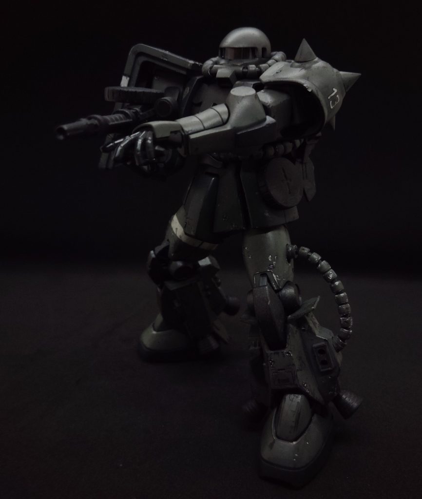 小、中学生のときに一番作ったガンプラがこの古い方のザクだったので懐かしいなぁと思いつつ作りました