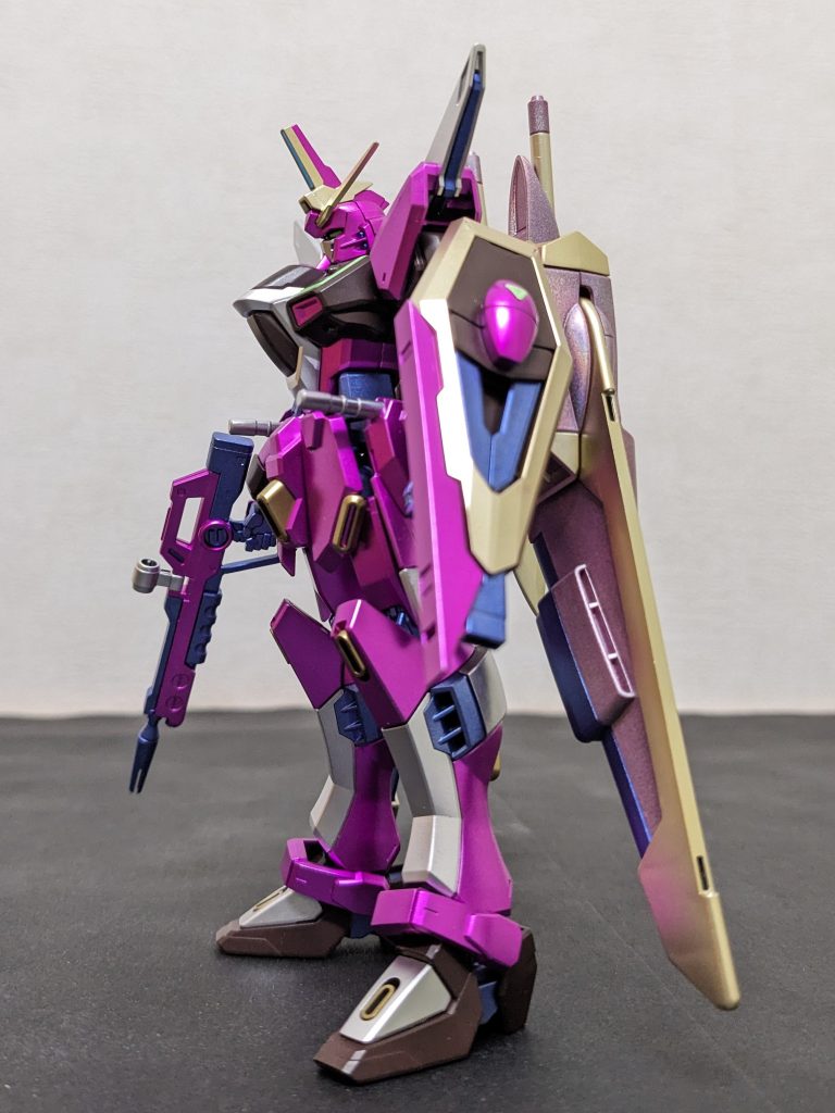 メタピンク、カッコ良過ぎ😆‼️左側面です。そもそも、ガンダムマーカーのメタピンクが良い色過ぎて、メインに使ってガルバルディβかこの機体を作ろうと前々から思ってたのですが、ガルバルはよほど縁が無いのか、全然お目にかかれません😅。コッチはかの「極限ガンプラ品薄期」でもガッツリ棚を守護してたので「ま、いつでも買えるからイイや」と油断してたら、Freedomの上映が発表されたあたりから見かけなくなり、最近ようやく再発されてゲットできました👍‼️