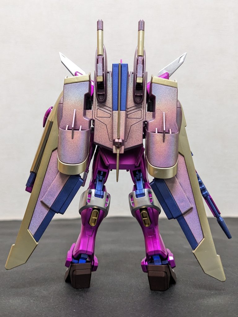 バックパックが良いんですよ😉👍背面です。再発された時には「ズゴックの中の人」の方も並んでましたが、ジャスティス系の中で、背負いモノはコイツが一番好きなので、あえてコチラをチョイス。「成形色の赤紫が透けて見えるとイイなぁ」と思ってホロレッド吹いたら、「ほぼ塗りつぶし」やん😱‼️一瞬、失敗かぁ❓と思いましたが、本体が思いのほかだいぶ濃いため、成形色のままだと被り気味だったので、コレはコレで良きかな、と。