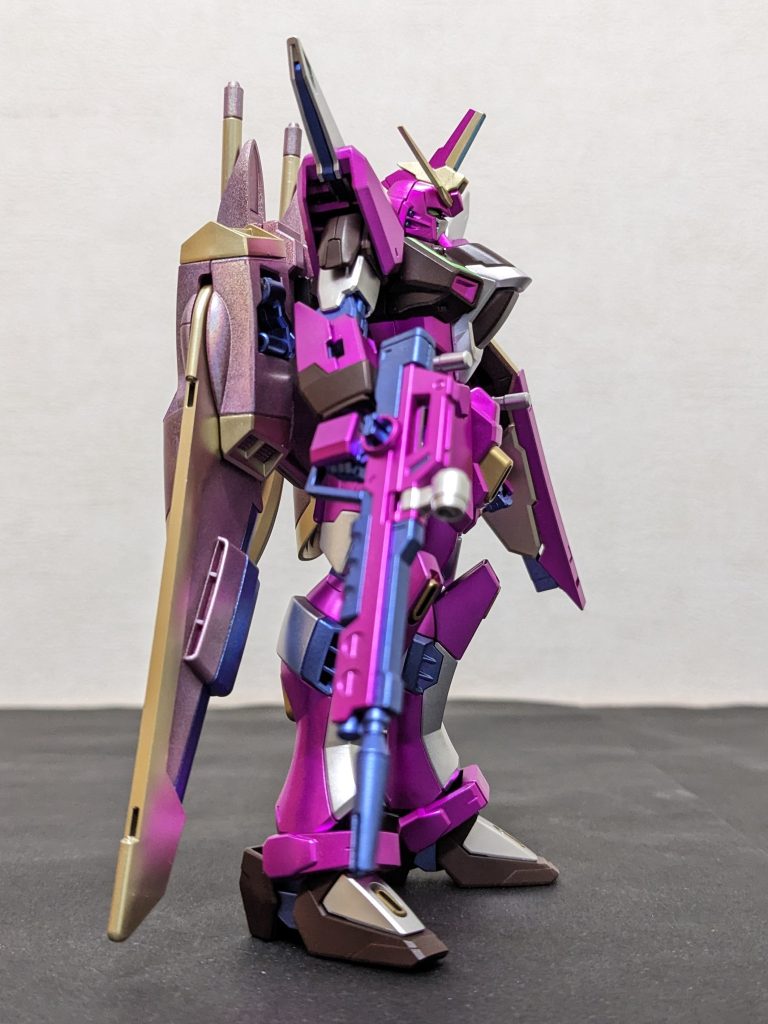 今回「好き勝手度」は控え目かな❓右側面です。基本的に色調はともかく、配色はワリと設定からかけ離れてないかな❓それでも、二の腕とか靴(どーしても暗い・濃い色にしちゃうんですよ😅)、手首のすぐ上など、パーツ分割も利用して、ピンク箇所に他の色入れ込みました。あえて範囲を絞ることで、反対に鮮やかさを際立たせる作戦❓です。