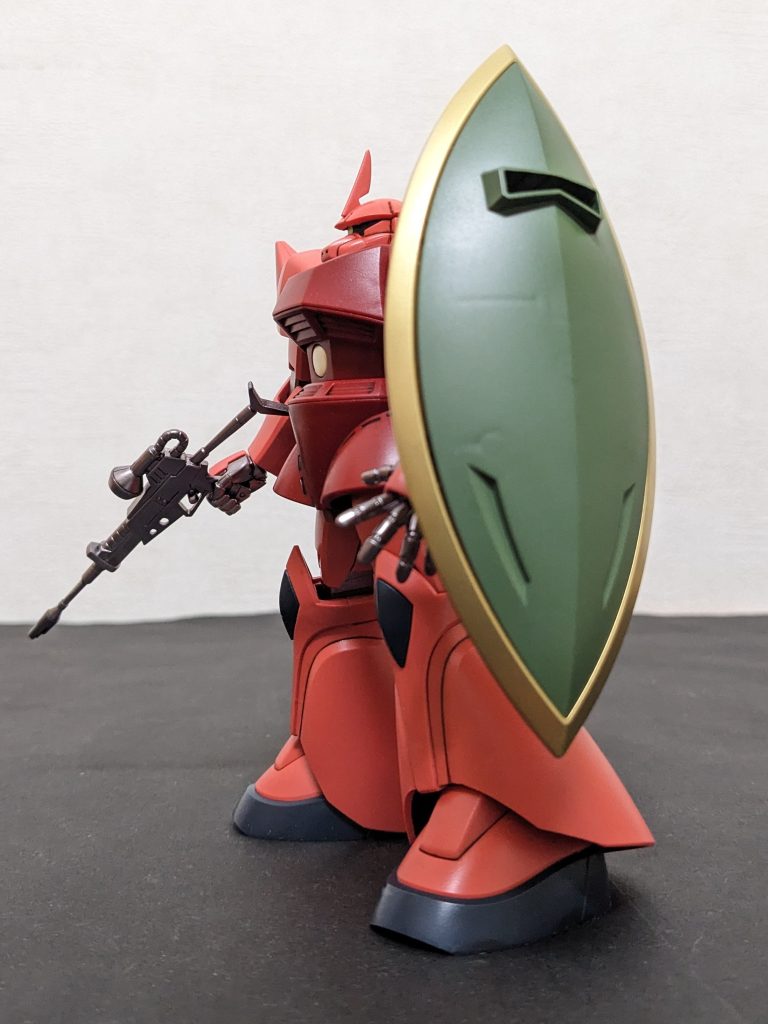 左側面前回も書いたように、ガルバルディβ欲しくてもゲットできてないので💦その悔しさをゲルググにぶつけてみました😅冗談はさておき、ブラウンでも良かったかも、ですね😉