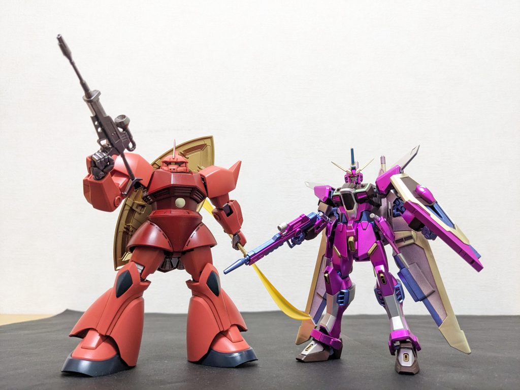 前作とのリレーショットです同じ赤系でも、印象かなり違うなぁ😯ちなみに、どちらも大河原先生デザインなんですよね😆‼️引き出しの広さたるや・・・💦