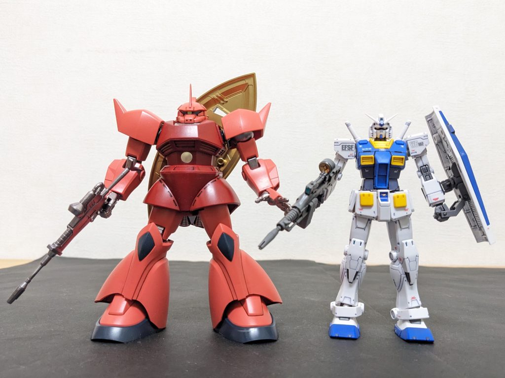 赤のシャアに青のアムロって感じで、並べると良さげかも。ゲルググって意外とデカいんですね