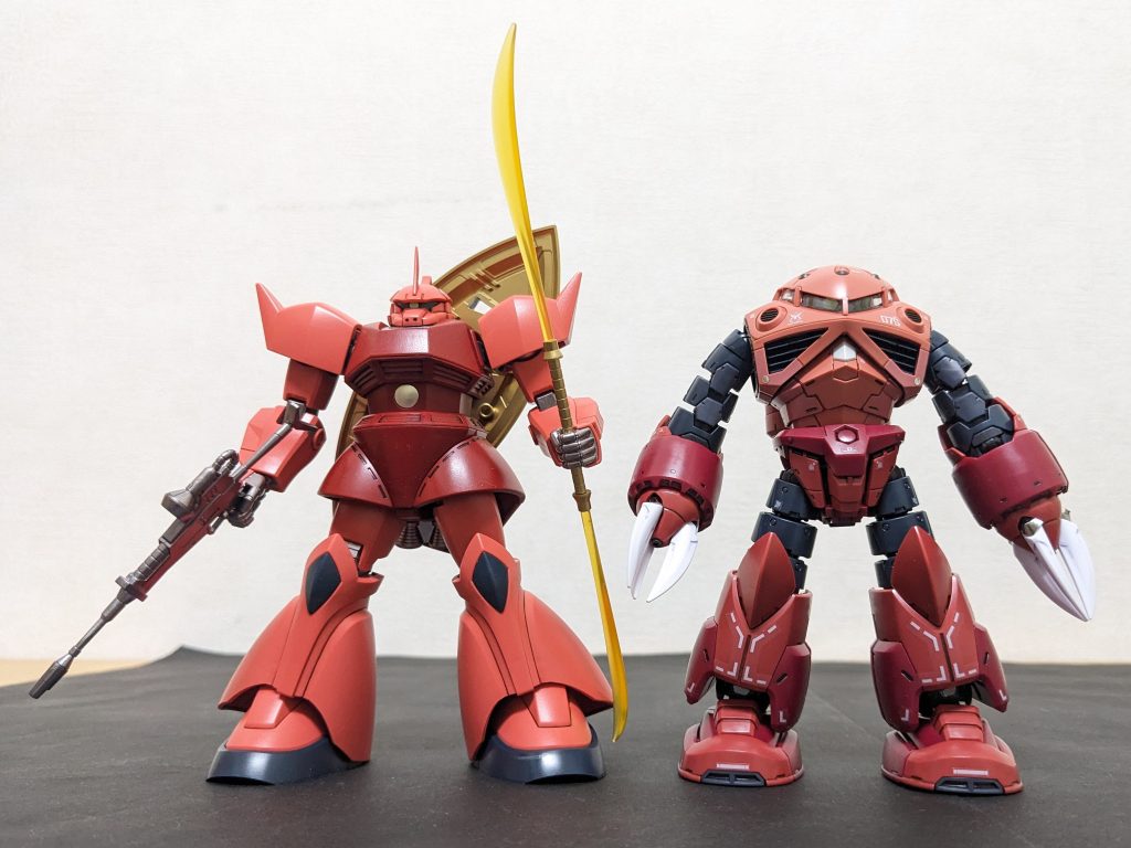 ズゴックと並べてみたその他のシャア専用が、自室マウンテンサイクルの深層部に入り込んでしまった😆ので、すぐ出せるこのコと。ちなみに、写真だと全然わかりませんが、ズゴックもカメラアイを蛍光グリーンにしてます(アニメだと白だったのに、RGは何故かピンク仕様)。シャアピンクの頭にカメラアイもピンクだと、ど〜しても埋もれると思い、今回も変えましたが、個人的には正解でした👍‼️今度、シャアザクでもやってみようと思います😆‼️&nbsp;