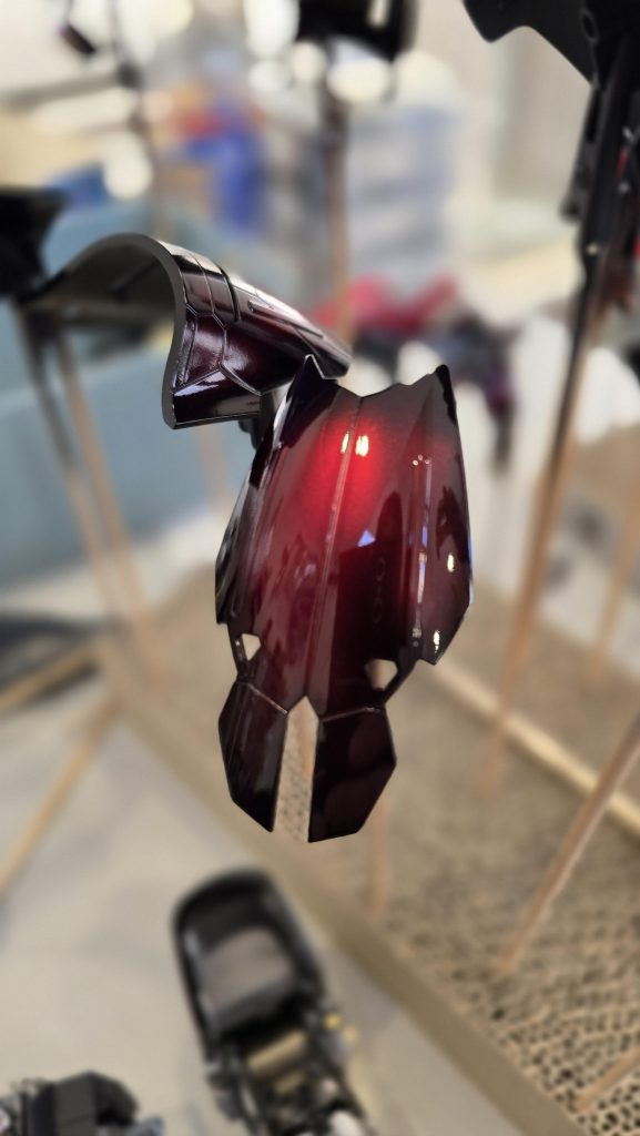 胸のサイドパネル、ふくらはぎ等の暗い赤はクレオスのディープクリアレッド