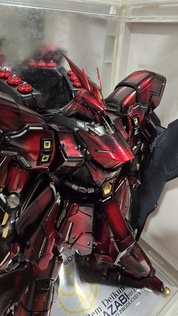 動力パイプは全てガンメタにし、バーニヤ等の黄色いパーツはガイアのスターブライトゴールドとスターブライトシルバーを1:1で調色。襟、腕、シールドは半艶ブラックで仕上げ、ビットのケース？と膝等1部を半艶に光沢を少し足したブラックに。ビットのみ黒立ち上げをせず、スターブライトシルバーのみを下地にガイアのクリアレッドを塗りました。