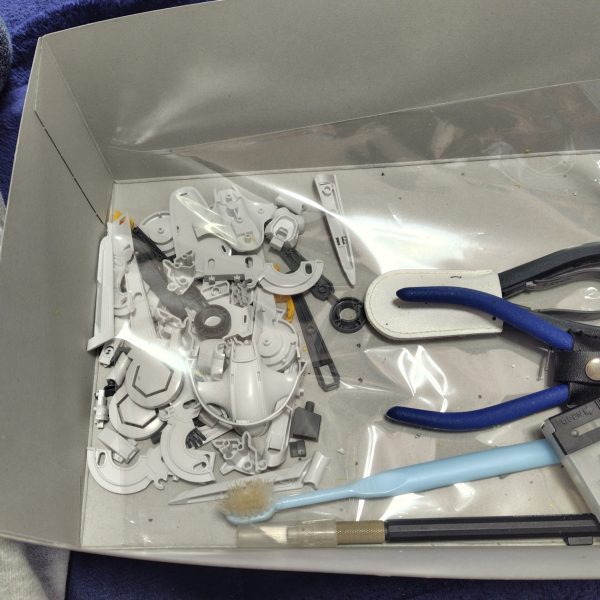 久々の製作、思ったほど進まず😣午前中に、パーツ少なそうと思って、クリアパーツとポリキャップ以外のパーツを切り取りしよーと始めるも、思ったより多く途中でカットはやめました😣いちおう切ったのはゲート跡をナイフで削って、残りは午後。と思いきや、ランチと買い出しやらして帰宅してから進まずでした😣最近は日勤ばかりで、夜勤ないですが、平日にもぼちぼちと進むよーに無理ない程度に頑張ります。（2枚目）