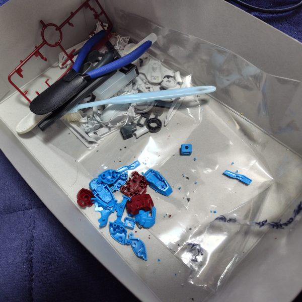 1週間ぶりに少し進みました😂久しぶりですし、あまり深く考えないよーに既存のホイールシールを貼りながら組んでます。パーツの切り取りはメインの白と骨格のグレーを残してある程度カットしてから、説明書通り今回は頭から作りました。お昼が早かったので、そろそろ晩御飯にしますが、手をとめたらまたいつ進めれるか分かりませんが😣たぶん明日も雪予報ですし予定ないので、進めれると思いますが。&nbsp;（2枚目）