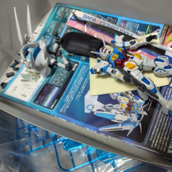こんばんわ。久々のガンプラの購入、作り出すもウダウダやってる間に、久々にプレバン商品到着です。思ったより箱デカい😅先にMGくん作るか迷いますが、あとはスミ入れ足りないところとか細かいところ塗ったりするくらいなので、早く終わらしてからにしよー。もーしばらく完成お待ちをー。（2枚目）