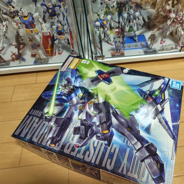 こんばんわ。久々のガンプラの購入、作り出すもウダウダやってる間に、久々にプレバン商品到着です。思ったより箱デカい😅先にMGくん作るか迷いますが、あとはスミ入れ足りないところとか細かいところ塗ったりするくらいなので、早く終わらしてからにしよー。もーしばらく完成お待ちをー。（3枚目）