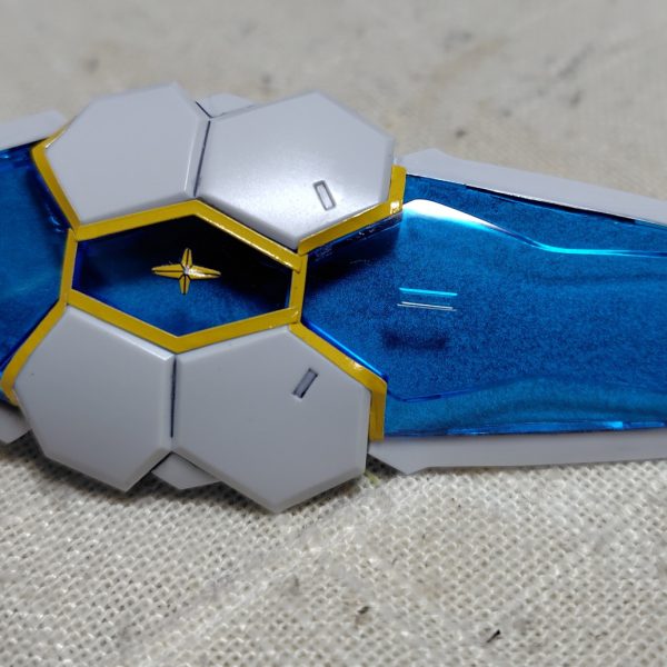 こんばんわ。久々に平日の夜に進みました😁マーカーエアブラシの先端なおって、シールドの面のシルバーをマーカーエアブラシしましたが、上下についてた手のシワが目立ったので、結局あとからそこだけ直塗りしました😅シールも貼りましたが、なんやかなぁ😣あとはライフルの白をマーカーエアブラシしたので、乾いたらトップコートくらいかなぁ。週末にはどーにか終わるかなぁ。（2枚目）