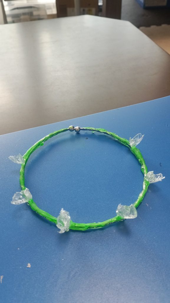 今回も、色々と新しいことに挑戦してみました。水転写デカール、クリアパーツへのクリア塗装、レジン工作などなど。クリア塗装は稀釈率をミスり、剥がす→パーツが曇る→再度稀釈率をミスるなど余計な苦労をしてしまいました。最終的に下地のデカールが透過して見えたので、安心しました(gundam-kao5)