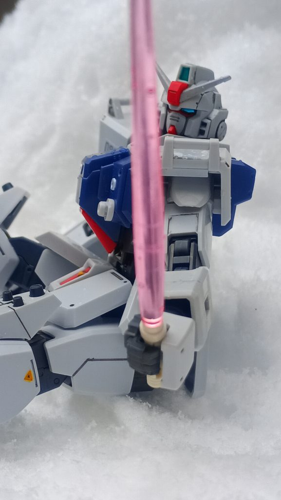 普段雪の降らない地元に今日は積もったので、思わず作成途中の陸ガンくんにスクランブル！ビームサーベルで温泉を作るあのシーンを現実の雪で雑再現しました。シローとアイナは画角外に居ると脳内補完してご覧ください(gundam-kao7)