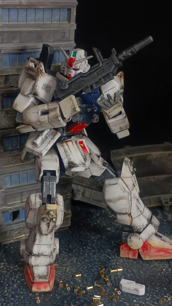 全弾撃ち尽くして、背後を伺いながらマガジン交換。箱絵にそのシーンがあったので再現してみました。空薬莢は100均のビーズにちょい塗装。