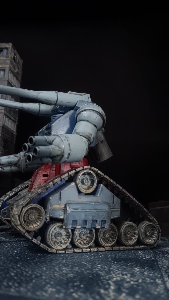 設定に近い色に塗装。成形色からのカラー変更に初めて挑戦しました。が、本来の量産型は頭の形状、キャタピラカバー、キャノンの砲身長、背部の機構などほぼ別物です。