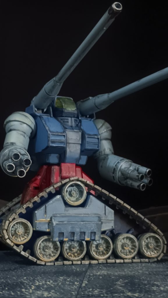 コアブロックシステムが無いなら、胴体の旋回くらいするのでは？と、回してみました。横向きのガンタンクは新鮮ですね。戦闘能力向上してそう(gundam-kao2)からの、