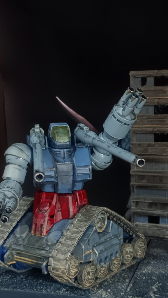 最後は手を振ってサヨナラです(gundam-kao6)ん？背後に不審な気配？このキットは元々は後ろのアイツと組み合わせるつもりで、購入。パチ組でいいや、と思っていましたが、組んでみるとかっこよく、色々と手を加えることになりました(zaku-kao4)ガンタンク侮り難し！背後のアイツに関しましては、投稿をお待ち下さい(zaku-kao2)最後までご覧いただきありがとうございました。&nbsp;