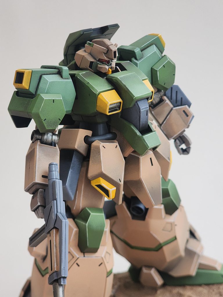 低木地帯の風景に溶け込むようなものを作りたかったのです。 丈夫な植物が生い茂る砂漠地帯。砂色のブラウンと緑の色合いが見事に調和し、鮮やかな黄色がアクセントになっていますI wanted to achieve something that would fit into a scrubland setting.Desert terrain with hardy plant-life. A sandy brown with shades of green work well together, complimented by a vibrant yellow.