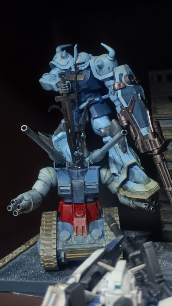 さすがにここまでオイル吹き出るか？とも思いましたが、最も印象的なシーンのためこれでヨシ！サンダース機もカバーに入りますが、グフカスタムの躍動は止まらず