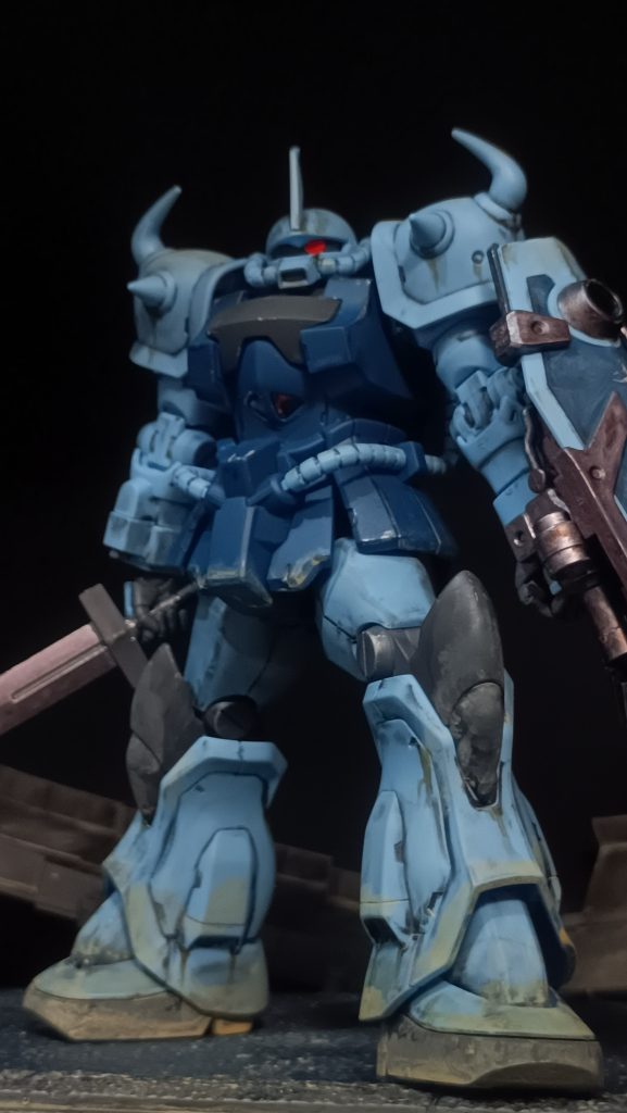 モノアイ、武装のレンズはマーカーのロイヤルメタレッドです。