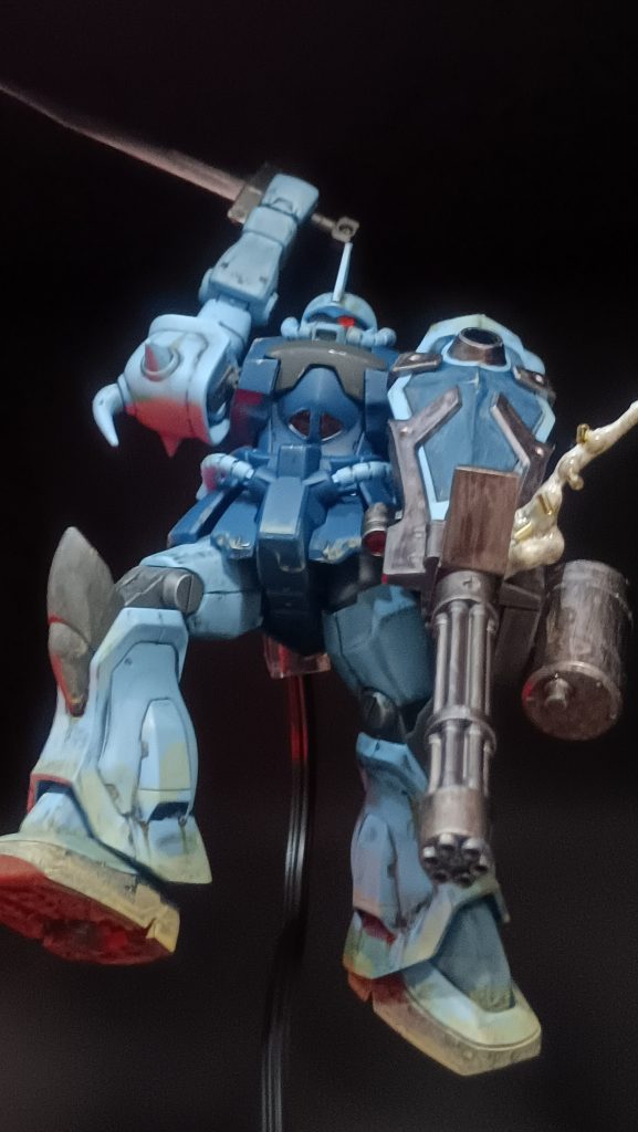 『もらった、』『ひとーつ！』ワイヤーでぶら下がりながら、ガトリング掃射。一機目の量産型ガンタンクを仕留める。エフェクトは、過去作陸ガンのものを流用。原作の作画通り射撃時の排莢を表現。サンダース『あっという間に１機、こいつはエースだ…』