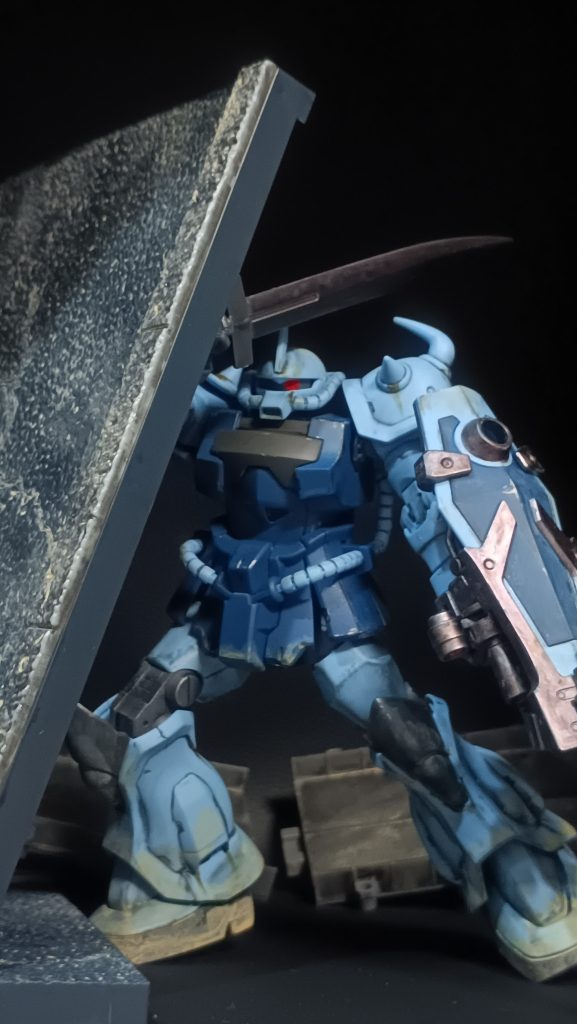 崩落した高架道路をひっくり返し、