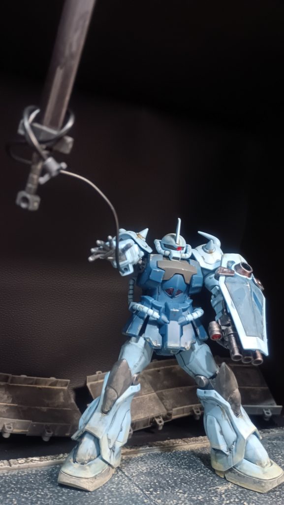 投げたサーベルをワイヤーで回収するノリス！平手も似合います