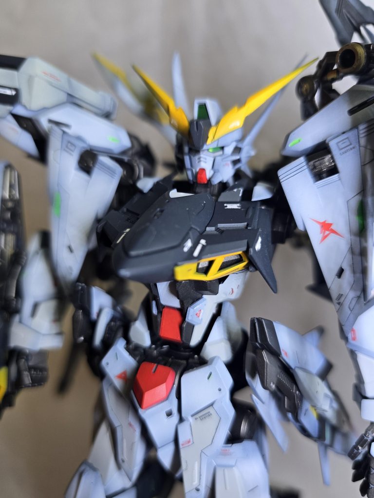 ちなみに言いたいことはいっぱいあるでしょうが、優しく見守っていてください🙇‍♀️塗装剥げとか、下半身細とか、台座前後逆とか(コッチのがぐらつかなかった)、側頭部の羽１回折れてくっつけただけとか……今回のは、パーツとマスキング多くて何回も飽きてしまったので、完成しただけでもと思っております。本人的には完成完走したので、点数はつけませんが満足です。ありがとうございました✨次回はロンド・ベルのリゼルです☆