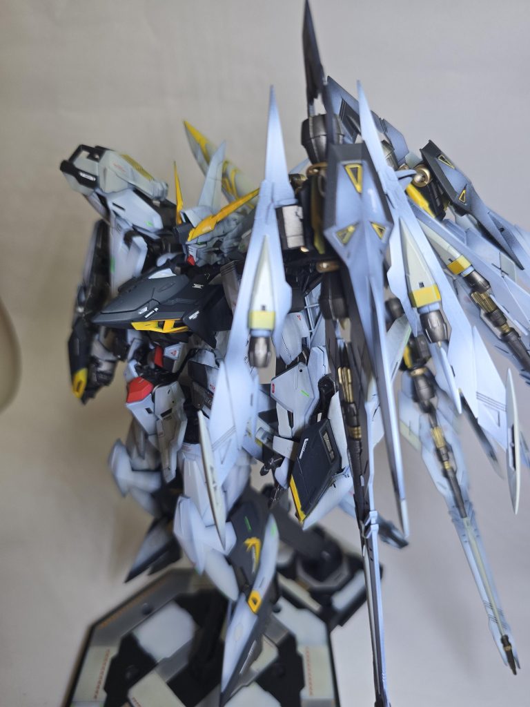 左側面前方ここからなら、マントっぽいかも。1番のファンネルモドキだけ、肩の余剰穴から生やしてます。なんか余ったので……