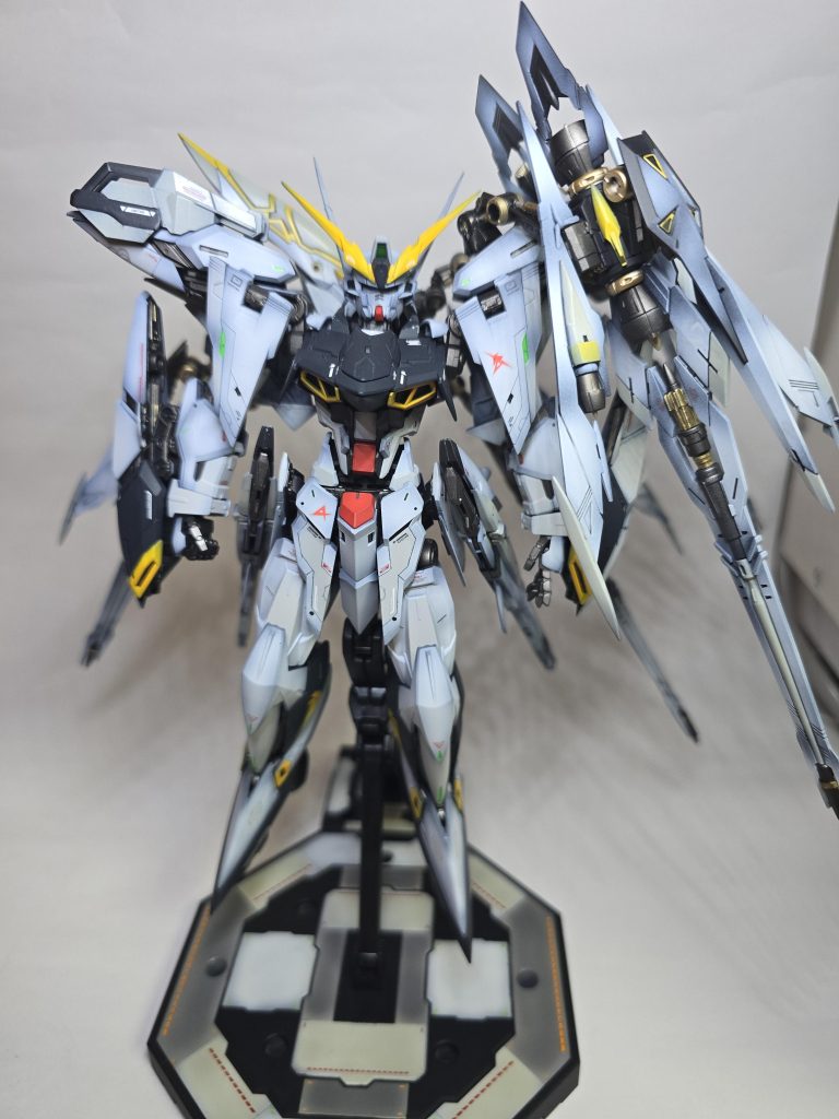 正面富野監督も、最初はファンネルはマントみたいにしたかったとの事……なのでマント表現っぽく、片側前に被せてます。重さで左側が下がる下がる💦解決策、教えてください🙏