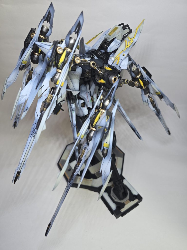 左側面後方マニューバストライカーもといファンネルのごちゃごちゃ感を堪能するアングル。写真が下手くそなので、どうなってるのか非常に分かりづらいです、スマソm(_ _)m