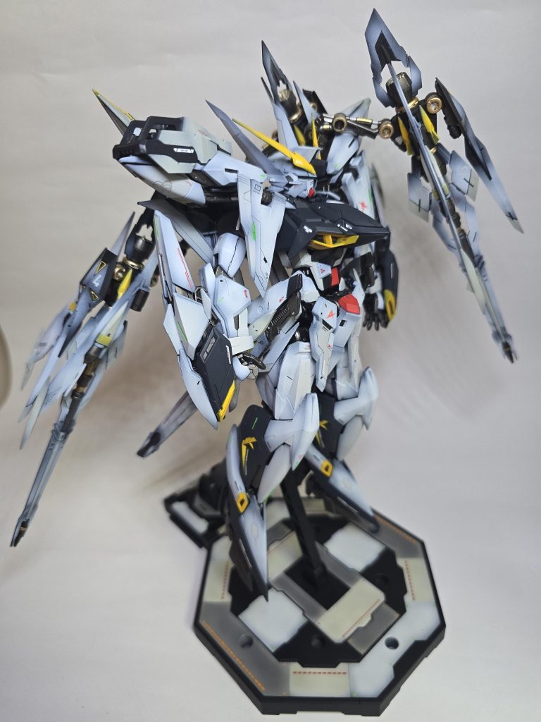 右側面前方スッキリした方です。ただ、ボリューム負けするので、エクリプスガンダム余剰パーツを肩に着けてます。ここだけデザイン違うくて、違和感あります☆