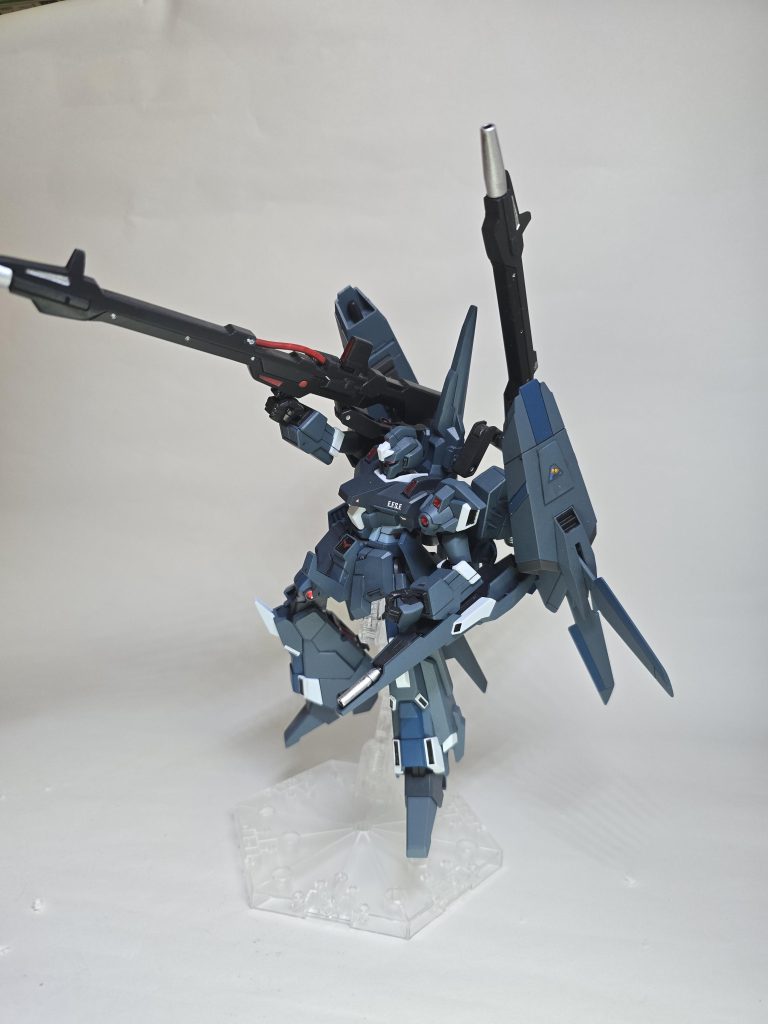 ちなみに、白と腰の水色は成型色。塗り分けっぽくちらほらある青緑色も成型色、関節とバーニア、メガビームランチャー、表現しにくい青系外装色はほとんど塗装してます(*^^*)メガビームランチャーはケーブル部分をカットして塗装、センター部分のみプラ棒で作り直してます☆