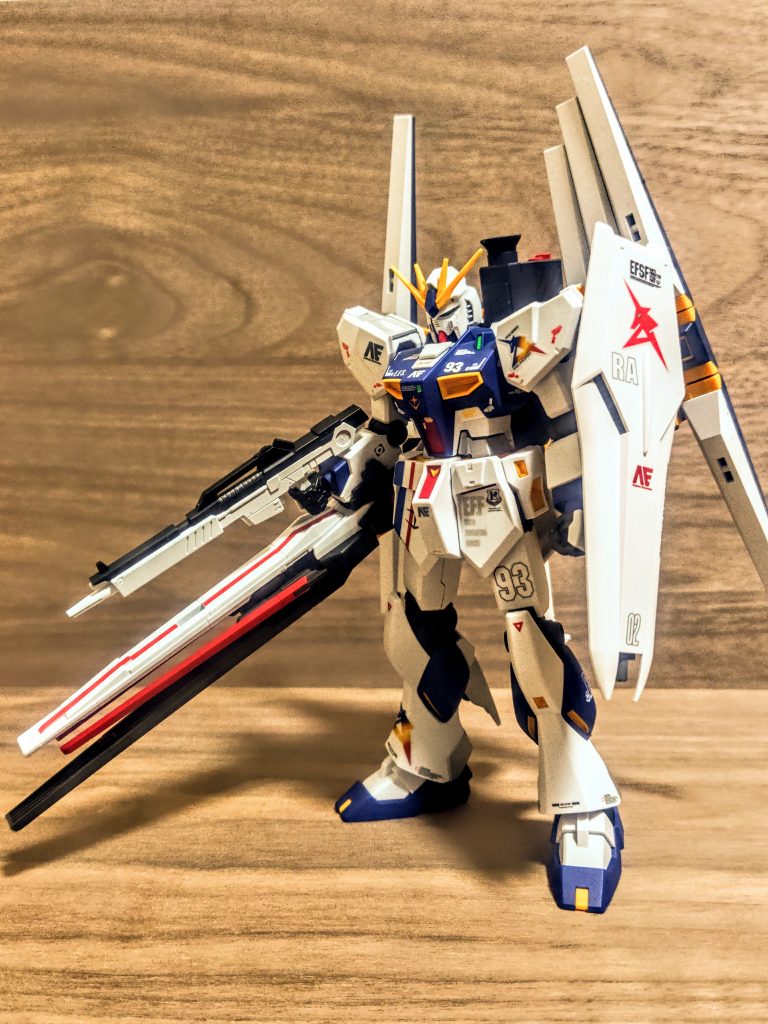 ほとんど同じ（笑）、福岡νガンダム2機目です。「たまらんやないか、カッコよすぎる」完全にこれにハマりまして、同じのをまた作ってしまいましたよ。今回はフィン・ファンネルを背負いました仕様です。そのままだと面白くないので、オプションパーツのフィン・ファンネルからダブルフィン・ファンネルアタッチメント付きのバックパックを付けました。ただ、このバックパックがまさかの手抜きでして、一発成形の一色パーツなんです。「そういうところですよ、バンダイさん」本当に良くないところです。ちゃんと色分け出来てたでしょ、普通のνガンダムので。そんな所コストカットのためなんて言うのならそれこそ言い訳で、もう元から値段も本体より上げてるんだから変わらんでしょうが（泣）。なので私は、腰の一部もシルバーに塗り分けました。(なので塗り分け？？（笑）)