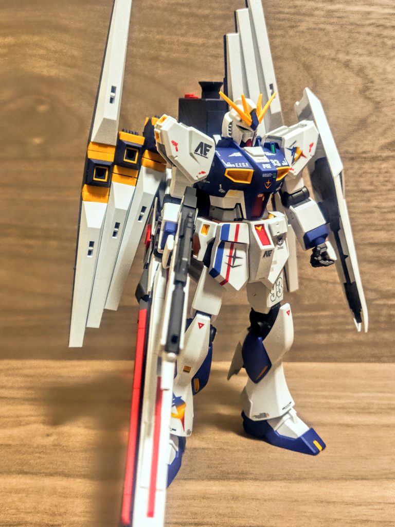 それはまぁ良いとして、今回フィン・ファンネルは左右に取り付けてみたんですよ。まぁ取り付け箇所だけがダブルに、ファンネルの数そのものは6個のままなんです。12個にすると重すぎて転けそうだったので（笑）、エントリーグレードにはちょっと重たそう、なので6個だけどダブルフィン・ファンネル型シルエットに。そして福岡νガンダムオリジナルのロングレンジフィン・ファンネルは腕の後ろに取り付け。ビームライフル、シールドは前回のモノをレンタル（笑）。リアセクションにバズーカもセッティングしてフルセットアップ状態です。