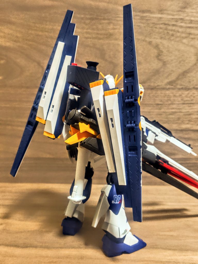 そのフィン・ファンネルはブルーにて塗装。福岡νガンダムカラーバージョンとして、ボディカラーの青と合わせてみました。そうそう、片側6発からこの両サイドマウントに変更したけれど、右側の取り付け方は逆固定にしています。このファンネルが左右で上下逆というあたりが左右非対称のイメージの継続となるわけですね、わかります。(設定資料通り)って今回フィン・ファンネルのことばっかり（笑）、何回フィン・ファンネルって言うんや。