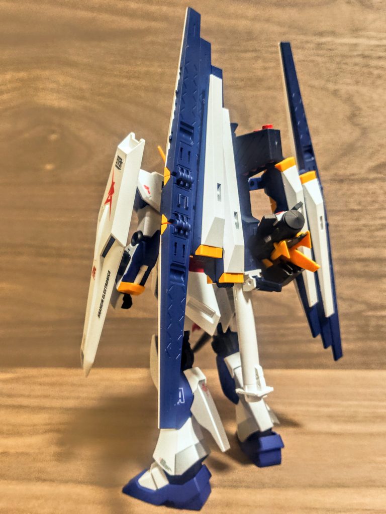 バズーカはね、赤以外は足せませんでした。素人エントリーグレーダーにはハードルが高すぎます。なのでリア側の足回りにもシルバーを追加。(なので？…このパターン好きだな)上から少しずつ各部シルバーを入れてオリジナルのカラーアクセントとして作成しました。デカールがなくなったので（笑）、今回のモデルには足の大きな93ロゴは無しです。気に入ってたのにな（泣）。ちなみに、ロングレンジフィン・ファンネルを腕につけてしまうとかなり後ろに飛び出すので、ならばフィン・ファンネルは片側6発の方が良かった気もします（笑）。そこはね、格好良さ優先だよね。